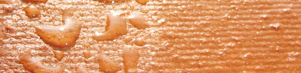 Effet perlant de l'eau de pluie sur des tuiles après traitement hydrofuge après nettoyage de toiture