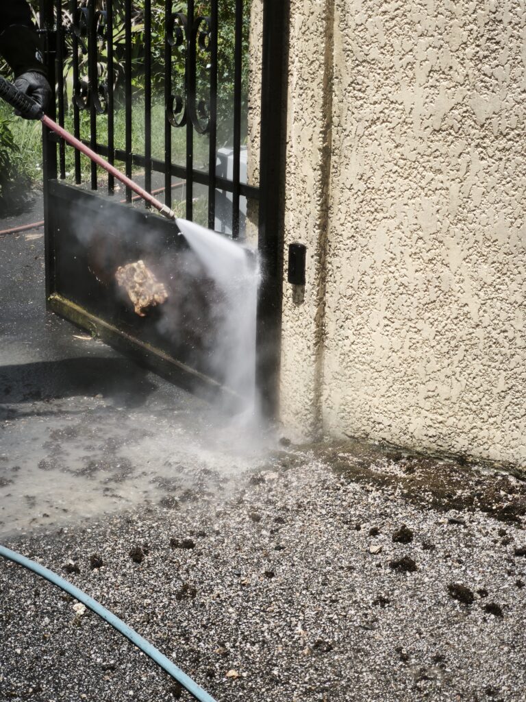 Nettoyage à la vapeur basse pression d'un muret de clôture