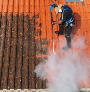 Nettoyage à la vapeur en cours sur une toiture .